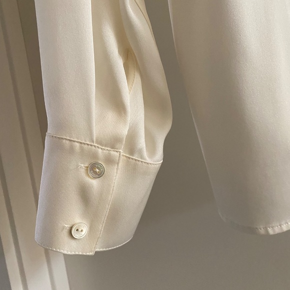 Creamy white colored Silk blouse with peekaboo back - Picture 4 of 6